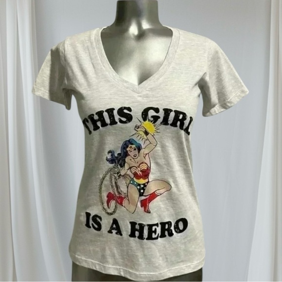🆕Wonder Woman Graphic Fitted T-Shirt - Short Sleeve - Picture 3 of 14